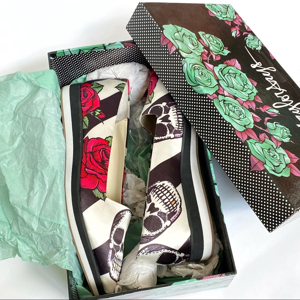 Taylor says Tayquila black white stripe skull red roses flower pointed toe flats - Picture 3 of 11